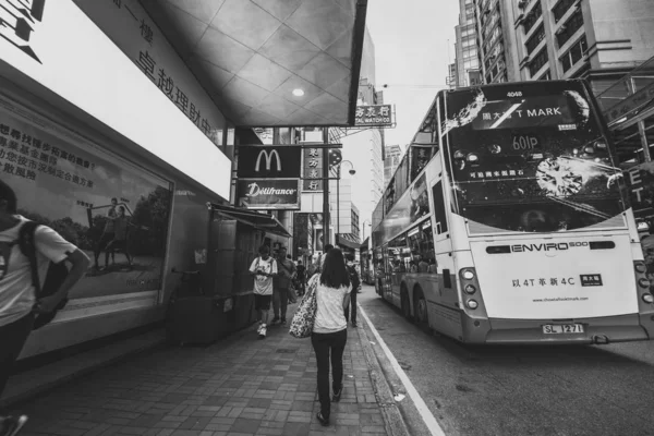 Siyah Beyaz Görüntü Kalabalık Hong Kong Sokakların — Stok fotoğraf