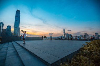 Bulutlar üzerinde gece, Hong Kong aydınlatma ile modern şehir 