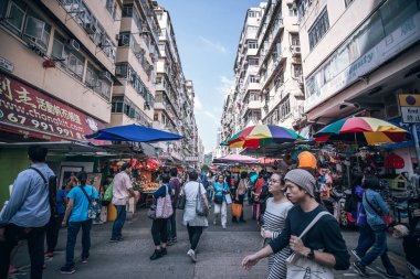 Arazi ve binalar gündüz sırasında. Hong Kong 