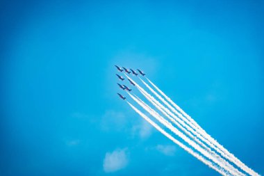 Açık mavi gökyüzü, Aero gösterisi sırasında gündüz