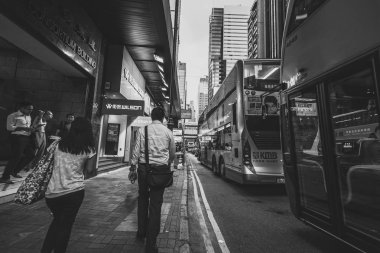Siyah beyaz görüntü kalabalık Hong Kong sokakların 