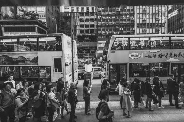Siyah beyaz görüntü kalabalık Hong Kong sokakların 