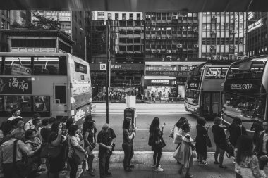 Siyah beyaz görüntü kalabalık Hong Kong sokakların 
