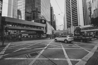 Siyah beyaz görüntü kalabalık Hong Kong sokakların 