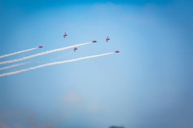 Açık mavi gökyüzü, Aero gösterisi sırasında gündüz