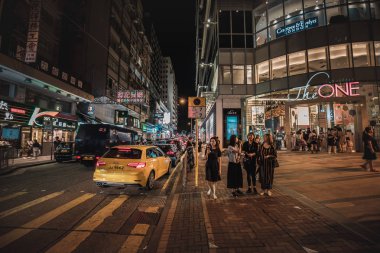 10 Ağustos 2017 - Tsim Sha Tsui, Hong Kong: Geceleri insan kalabalığı ile sokak görmek 