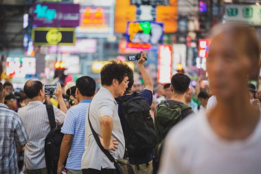 Evler ve dükkanlar, 19 Kasım, 2016 - Tsim Sha Tsui, Hong Kong ile kalabalık sokak 