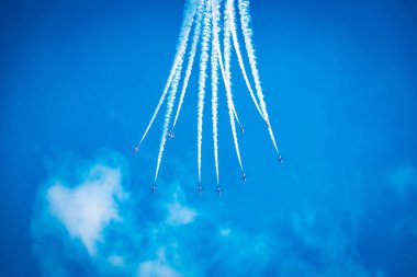 Açık mavi gökyüzü, Aero gösterisi sırasında gündüz