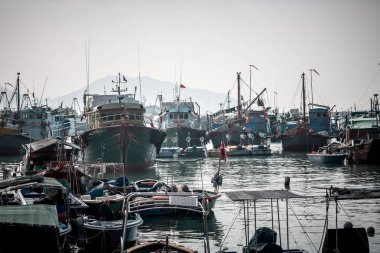 Liman gemi ve tekneler ile gündüz, Hong Kong