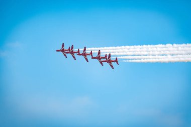 Açık mavi gökyüzü, Aero gösterisi sırasında gündüz