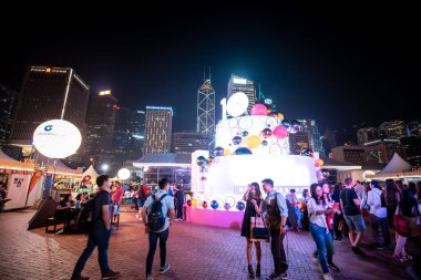 Hong Kong, Çin - 26 Ekim 2018: Hong Kong şarap ve Dine Festivali 10th edition, insanlar yiyecek, içecek ve eğlence hemen yanında çarpıcı Victoria Limanı manzarası keyfini çıkarın.