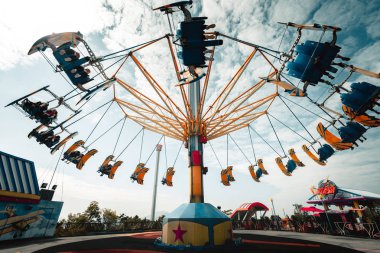 Hong Kong - 29 Kasım 2018, eğlence parkı ile carousels gündüz sırasında