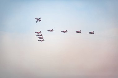 Açık mavi gökyüzü, Aero gösterisi sırasında gündüz