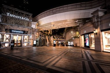 10 Ağustos 2017 - Tsim Sha Tsui, Hong Kong: Geceleri insan kalabalığı ile sokak görmek 