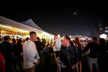 Hong Kong, Çin - 26 Ekim 2018: Hong Kong şarap ve Dine Festivali 10th edition, insanlar yiyecek, içecek ve eğlence hemen yanında çarpıcı Victoria Limanı manzarası keyfini çıkarın.