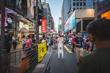 Evler ve dükkanlar, 19 Kasım, 2016 - Tsim Sha Tsui, Hong Kong ile kalabalık sokak 