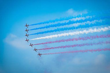 Açık mavi gökyüzü, Aero gösterisi sırasında gündüz