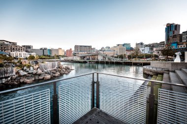 21 Ekim 2017 Lonodon, İngiltere'de. Banliyö ve kasaba evleri küçük nehir karşı