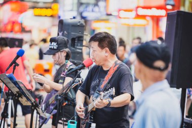 Evler ve dükkanlar, 19 Kasım, 2016 - Tsim Sha Tsui, Hong Kong ile kalabalık sokak 
