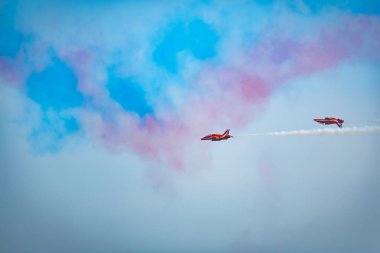 Açık mavi gökyüzü, Aero gösterisi sırasında gündüz