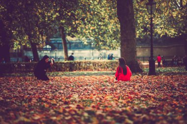 Sonbahar park ve düşen yapraklar, insanlar yürürken, insanlar 