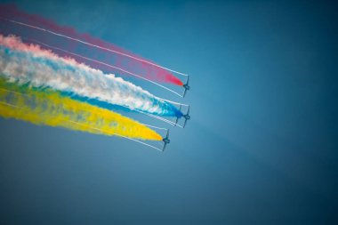 Açık mavi gökyüzü, Aero gösterisi sırasında gündüz