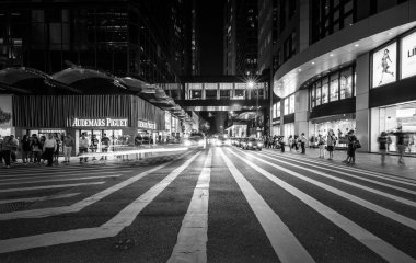 Street insanlar ve taşıma sırasında gündüz, Hong Kong, siyah beyaz resim 