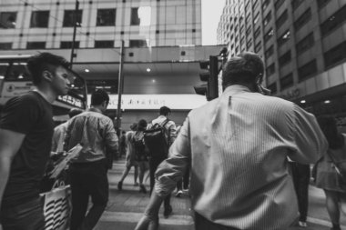 Siyah beyaz görüntü kalabalık Hong Kong sokakların 