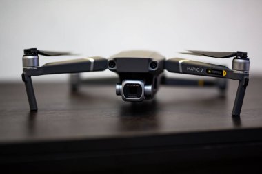 ahşap yüzeyde dronun görünümü kadar kapatın 