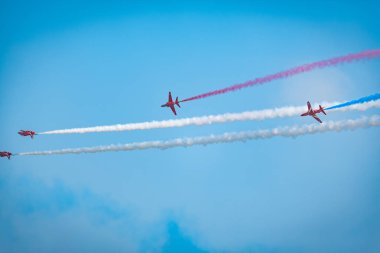 Açık mavi gökyüzü, Aero gösterisi sırasında gündüz