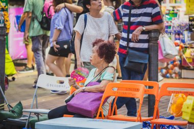 Evler ve dükkanlar, 19 Kasım, 2016 - Tsim Sha Tsui, Hong Kong ile kalabalık sokak 