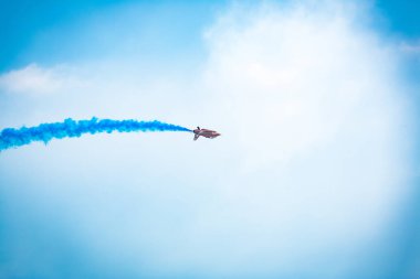 Açık mavi gökyüzü, Aero gösterisi sırasında gündüz