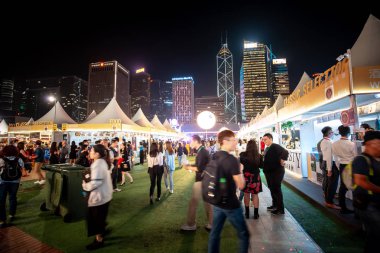 Hong Kong, Çin - 26 Ekim 2018: Hong Kong şarap ve Dine Festivali 10th edition, insanlar yiyecek, içecek ve eğlence hemen yanında çarpıcı Victoria Limanı manzarası keyfini çıkarın.