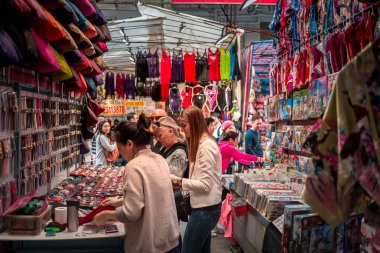 21 Ekim 2017 - Kings Cross Station, Londra: İç ve dış görünümü Kings Cross İstasyonu ve Londra, İngiltere'de alışveriş