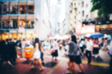 10 Ağustos 2017 - Tsim Sha Tsui, Hong Kong: İnsan kalabalığı ile sokak görmek 