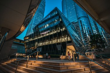 10 Ağustos 2017 - Tsim Sha Tsui, Hong Kong: Geceleri insan kalabalığı ile sokak görmek 