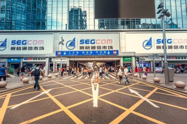 10 Ağustos 2017 - Tsim Sha Tsui, Hong Kong: İnsan kalabalığı ile sokak görmek