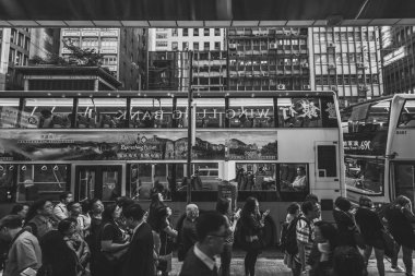 Siyah beyaz görüntü kalabalık Hong Kong sokakların 