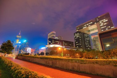 Bulutlar üzerinde gece, Hong Kong aydınlatma ile modern şehir 
