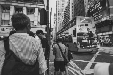 Siyah beyaz görüntü kalabalık Hong Kong sokakların 