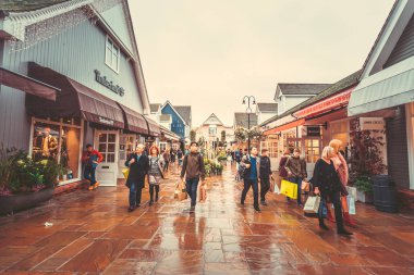 Bicester Village sırasında gündüz, Oxfordshire, İngiltere