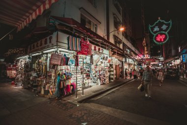 10 Ağustos 2017 - Tsim Sha Tsui, Hong Kong: Geceleri insan kalabalığı ile sokak görmek 
