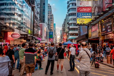 Evler ve dükkanlar, 19 Kasım, 2016 - Tsim Sha Tsui, Hong Kong ile kalabalık sokak 