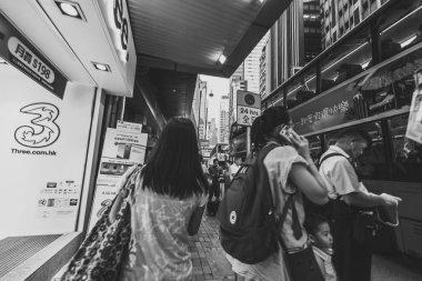 Siyah beyaz görüntü kalabalık Hong Kong sokakların 
