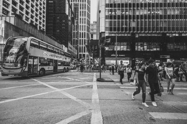Siyah beyaz görüntü kalabalık Hong Kong sokakların 
