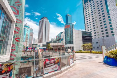 10 Ağustos 2017 - Tsim Sha Tsui, Hong Kong: İnsan kalabalığı ile sokak görmek