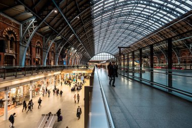 21 Ekim 2017 - Kings Cross Station, Londra: İç ve dış görünümü Kings Cross İstasyonu ve Londra, İngiltere'de alışveriş