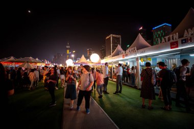 Hong Kong, Çin - 26 Ekim 2018: Hong Kong şarap ve Dine Festivali 10th edition, insanlar yiyecek, içecek ve eğlence hemen yanında çarpıcı Victoria Limanı manzarası keyfini çıkarın.