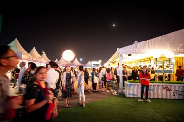 Hong Kong, Çin - 26 Ekim 2018: Hong Kong şarap ve Dine Festivali 10th edition, insanlar yiyecek, içecek ve eğlence hemen yanında çarpıcı Victoria Limanı manzarası keyfini çıkarın.
