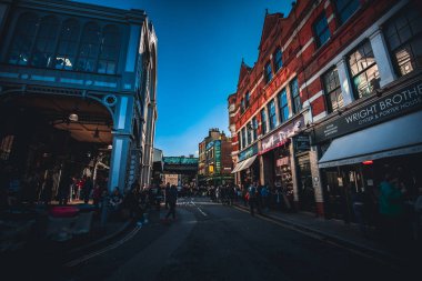 21 Ekim 2017 - Kings Cross Station, Londra: İç ve dış görünümü Kings Cross İstasyonu ve Londra, İngiltere'de alışveriş